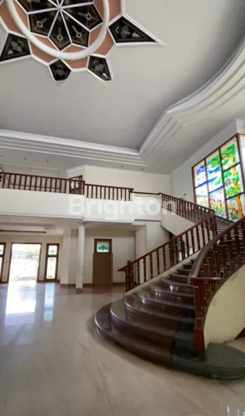 image RUMAH KLASIK OLD MONEY VIBES LOKASI PREMIUM DI RAYA KERTAJAYA (1)