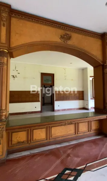 image RUMAH KLASIK OLD MONEY VIBES LOKASI PREMIUM DI RAYA KERTAJAYA (3)