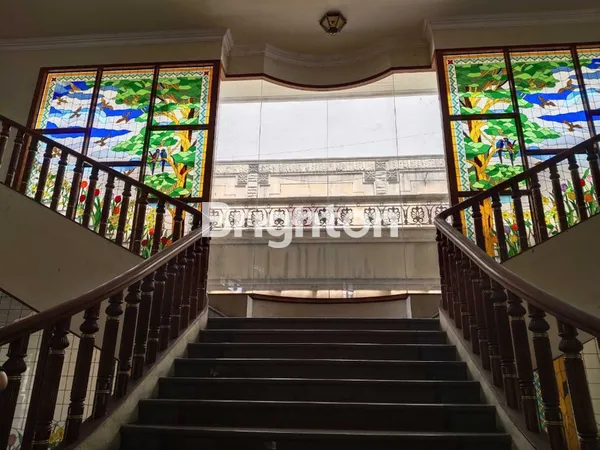 image RUMAH KLASIK OLD MONEY VIBES LOKASI PREMIUM DI RAYA KERTAJAYA (5)