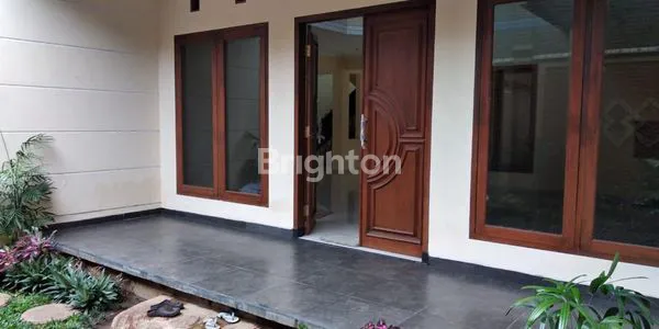 image RUMAH MEWAH 2 LANTAI DI TENGAH KOTA (3)