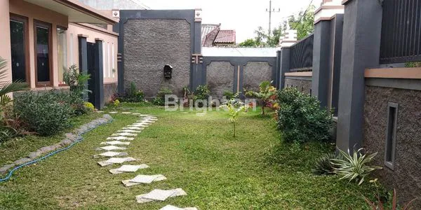 image RUMAH MEWAH 2 LANTAI DI TENGAH KOTA (8)