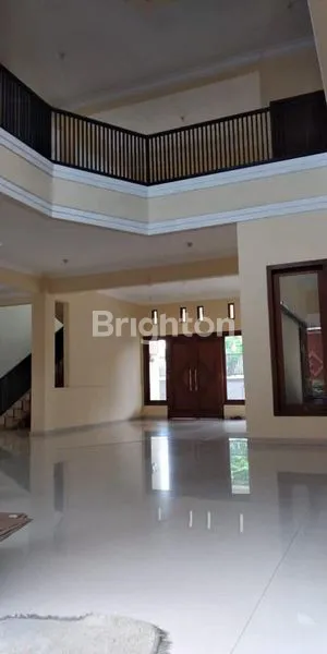 image RUMAH MEWAH 2 LANTAI DI TENGAH KOTA (6)