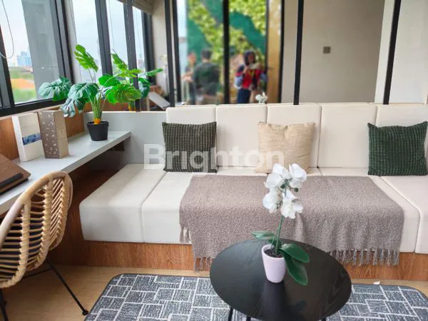 image RUMAH MEWAH 3 LANTAI DI CLUSTER PREMIUM, JAKARTA BARAT (7)