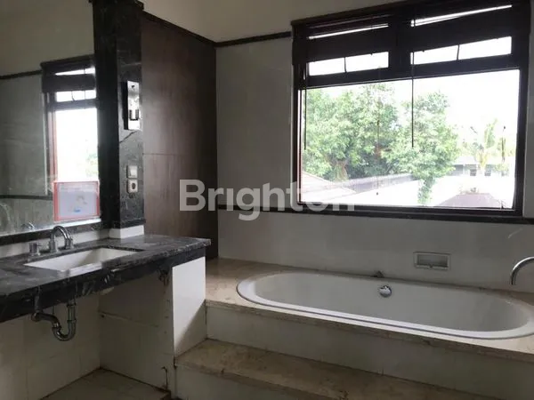 image RUMAH MEWAH DAN LUAS DI JAKARTA SELATAN (5)