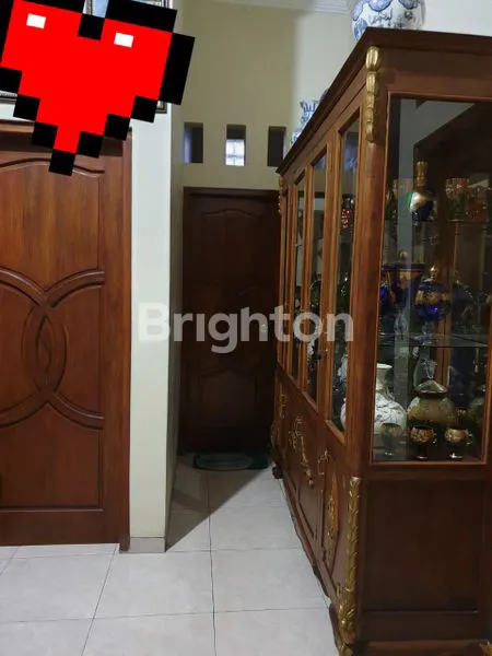 image DIJUAL R INIUMAH MEWAH 2 LANTAI DI KOTA DENGAN HARGA YANG FANTASTIS DEKAT DENGAN FASILITAS PUBLIK DI LINGKUNGAN YANG AMAN DAN NYAMAN! (3)