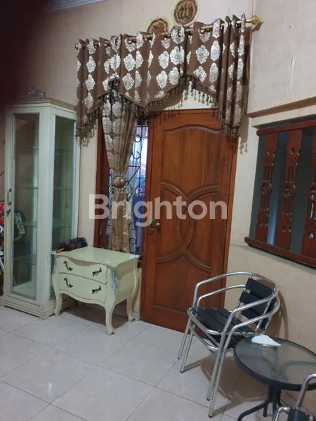 image DIJUAL R INIUMAH MEWAH 2 LANTAI DI KOTA DENGAN HARGA YANG FANTASTIS DEKAT DENGAN FASILITAS PUBLIK DI LINGKUNGAN YANG AMAN DAN NYAMAN! (4)