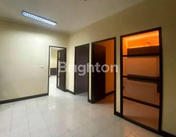 image RUKO 3 LANTAI SLAMET RIYADI EKS BANK TERAWAT-SOLO (4)