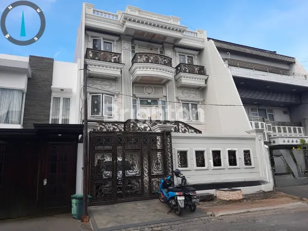 image RUMAH MEWAH 3.5 LANTAI, BANGUNAN 440 M²  SIAP HUNI, LOKASI PREMIUM DI JAKARTA BARAT (1)