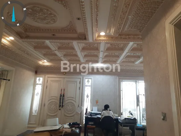image RUMAH MEWAH 3.5 LANTAI, BANGUNAN 440 M²  SIAP HUNI, LOKASI PREMIUM DI JAKARTA BARAT (4)