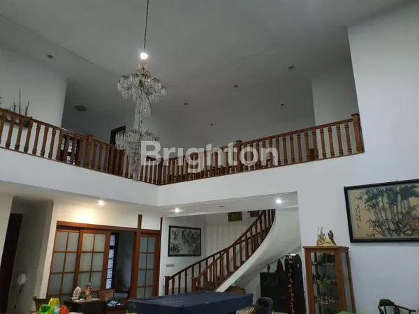 image RUMAH BESAR 16X30 DHARMAHUSADA INDAH TIMUR DEKAT MERR & GALAXY MALL SIAP PAKAI FURNISHED HADAP SELATAN (2)