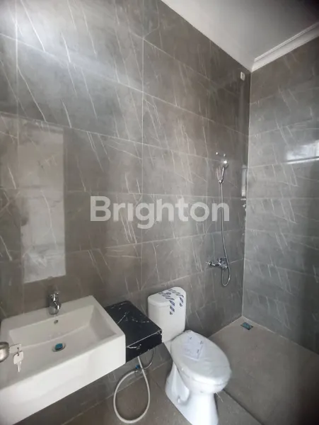 image RUMAH GRESS 2 LANTAI MANYAR KERTOADI TENGAH KOTA SURABAYA TIMUR (5)