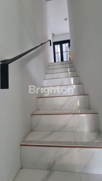 image RUMAH 3 LANTAI FURNISHED DI THE GREENWICH (2)