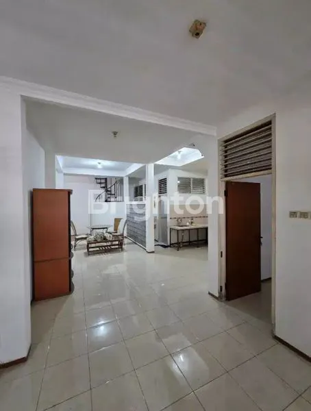 image RUMAH 2 LANTAI SHM 3KT DI JL JERUK BALI (2)