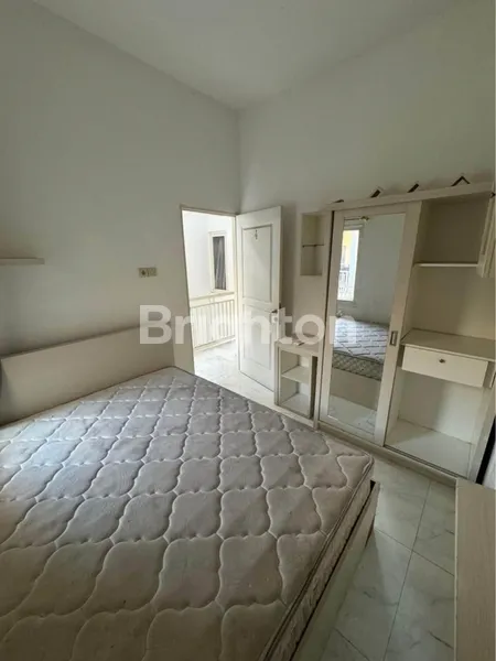 image RUMAH KOS KUTISARI 2 LANTAI STRATEGIS DEKAT PETRA (8)