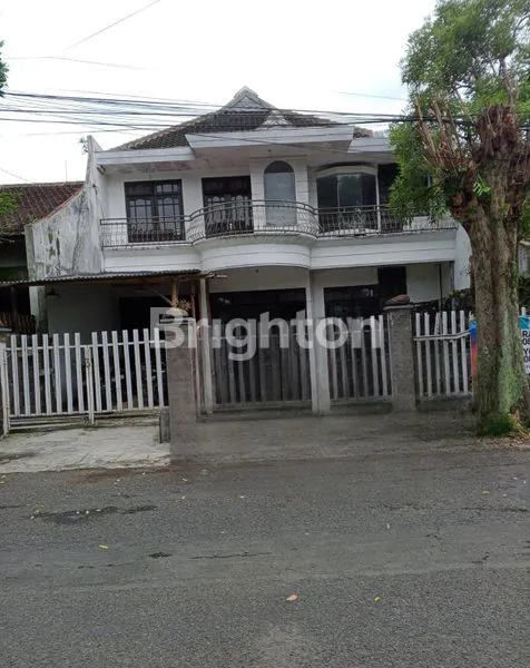 RUMAH MEWAH DEKAT UNMER, DI LINGKUNGAN YANG NYAMAN, PISANG CANDI,SUKUN, MALANG