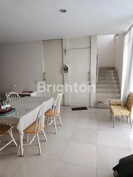 image SEWA KONTRAK RUMAH 2LANTAI SOMERSET CITRALAND PRIVATE POOL KOLAM RENANG FULL FURNISHED SURABAYA BARAT (6)