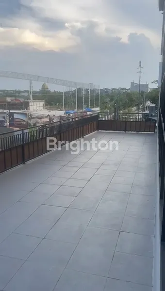 image GEDUNG/RUMAH USAHA KOMERSIAL BARU SIAP HUNI, LOSS COCOK UNTUK KANTOR, RESTORAN, TEMPAT OLAHRAGA, STRATEGIS NOL JALAN RAYA, PARKIRAN LUAS, DEKAT G-WALK LONTAR, SURABAYA BARAT (3)