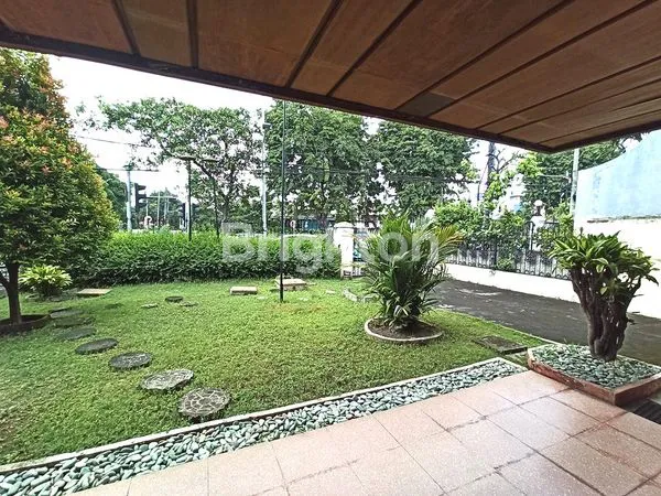 image RUMAH MEWAH DENGAN KUSEN KAYU JATI NOL JALAN RAYA (8)