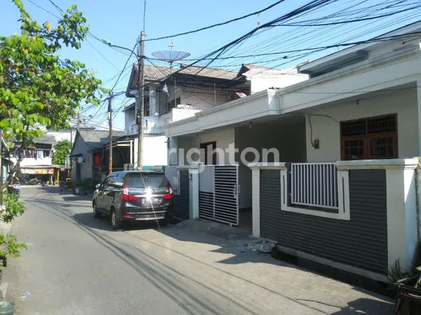 image JUAL CEPAT RUMAH HOEK PINGGIR JALAN (1)