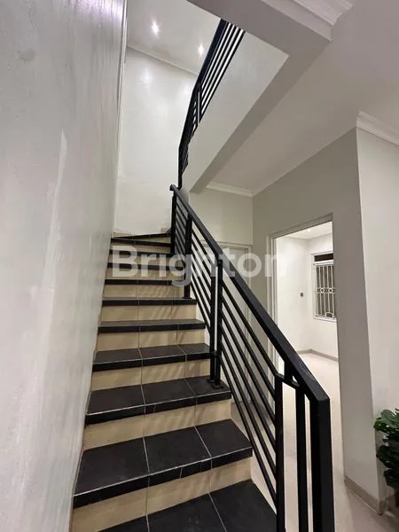 image RUMAH MEWAH 2 LANTAI DI METLAND TRANSYOGI (4)