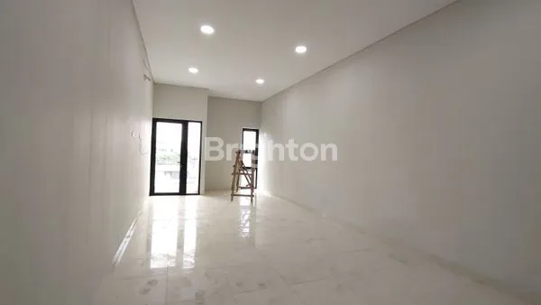 image RUMAH BARU MINIMALIS MODERN 3,5 LANTAI DI JELAMBAR, JAKARTA BARAT (3)