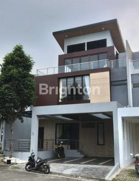 RUMAH FULL FURNISHED 3 LANTAI DENGAN VIEW PEGUNUNGAN DAN PRIVATE POOL