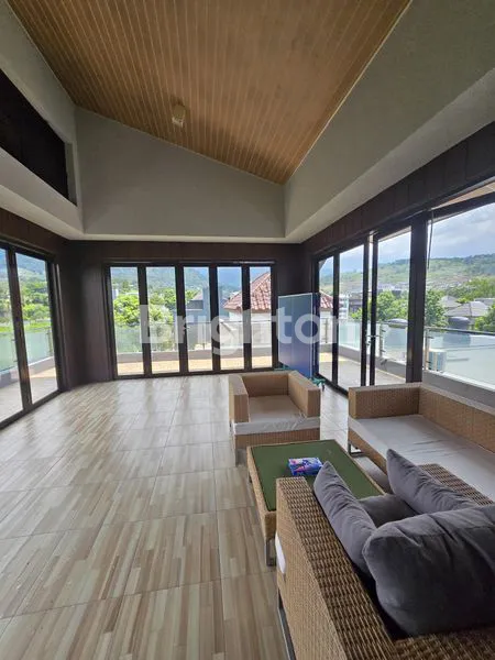 image RUMAH FULL FURNISHED 3 LANTAI DENGAN VIEW PEGUNUNGAN DAN PRIVATE POOL  (8)