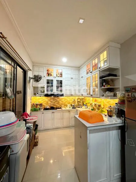 image RUMAH 2,5 LANTAI MODERN DI GREENLAKE CITY (3)