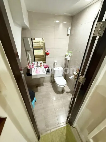 image RUMAH 2,5 LANTAI MODERN DI GREENLAKE CITY (2)