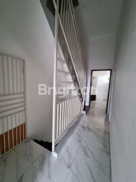 image RUMAH CANTIK 3 LANTAI SIAP HUNI HAYAM WURUK (2)