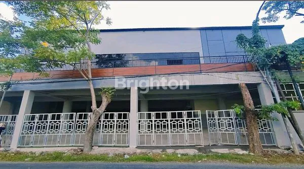 RUMAH USAHA / GEDUNG KOMERSIAL, BANGUNAN BARU, LOSS COCOK UNTUK KANTOR, CAFE, STRATEGIS NOL JALAN RAYA, PARKIRAN LUAS, DEKAT G-WALK LONTAR, SURABAYA BARAT\N