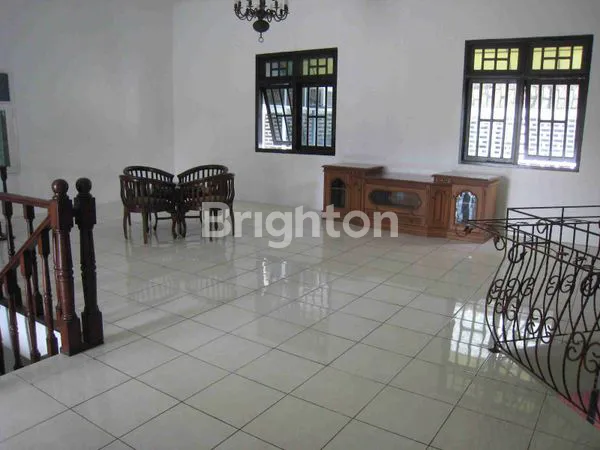 image RUMAH MEWAH 2 LANTAI DI TAMAN ARIES (8)