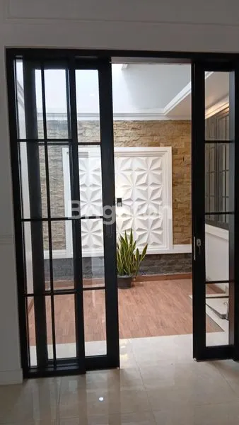 image RUMAH MEWAH 3 LANTAI BERGAYA EROPA DI SEIKA RESIDENCE – LOKASI STRATEGIS, BALCONY VIEW, & PREMIUM DETAILS (5)