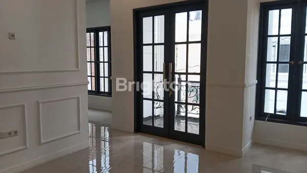 image RUMAH MEWAH 3 LANTAI BERGAYA EROPA DI SEIKA RESIDENCE – LOKASI STRATEGIS, BALCONY VIEW, & PREMIUM DETAILS (1)