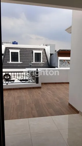 image RUMAH MEWAH 3 LANTAI BERGAYA EROPA DI SEIKA RESIDENCE – LOKASI STRATEGIS, BALCONY VIEW, & PREMIUM DETAILS (2)