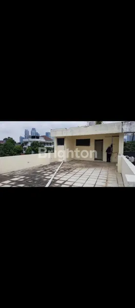 image RUKO 3 LANTAI + BASEMENT WOLTER MONGINSIDI – DIJUAL 6M / SEWA 360JT/TAHUN (7)