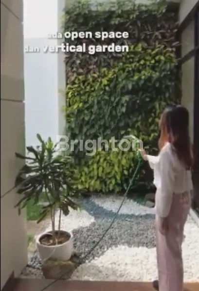 image RUMAH MEWAH 2 LANTAI DI JAKARTA BARAT LINGKUNGANNYA TENANG NYAMAN (2)