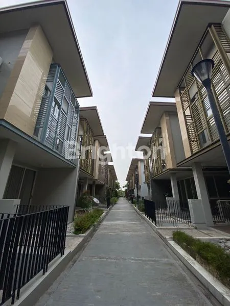 image RUMAH 3 LANTAI SEPERTI BARU DI WIYUNG – HARGA DI BAWAH MODAL | LT 78 M² | PARKIR 4 MOBIL | FLYING GARDEN\N (1)
