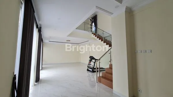 image RUMAH MEWAH DEKAT STADION PALARAN (4)