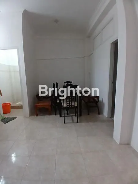 image DISEWAKAN RUMAH TENGAH KOTA BERNUANSA MINIMALIS LOKASI DALAM PERUMAHAN WIKA AMAN NYAMAN HARGA NEGO (2)