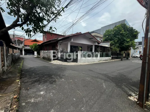 image RUMAH HOOK 2 LANTAI POSISI HOOK STRATEGIS KEBON JERUK JAKARTA BARAT  (2)