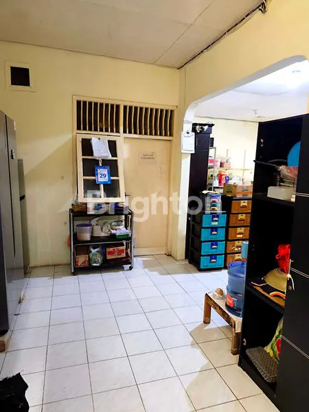 image RUMAH MURAH DAN LUAS 165M² CARPORT 3 MOBIL ROW JALAN LEBAR DI KEMAYORAN JAKARTA UTARA (4)