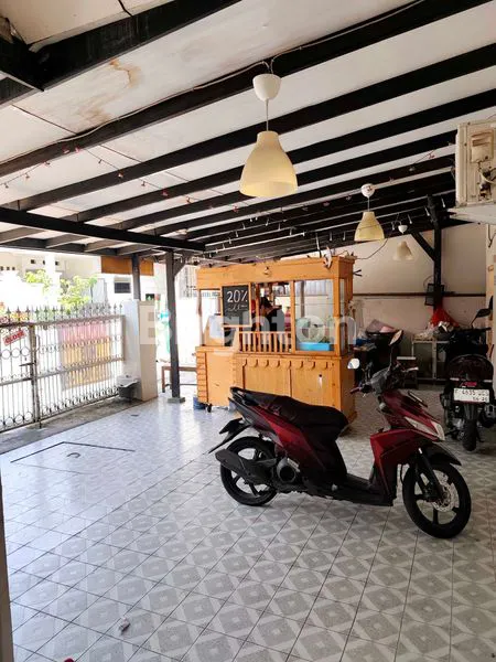image RUMAH MURAH DAN LUAS 165M² CARPORT 3 MOBIL ROW JALAN LEBAR DI KEMAYORAN JAKARTA UTARA (1)