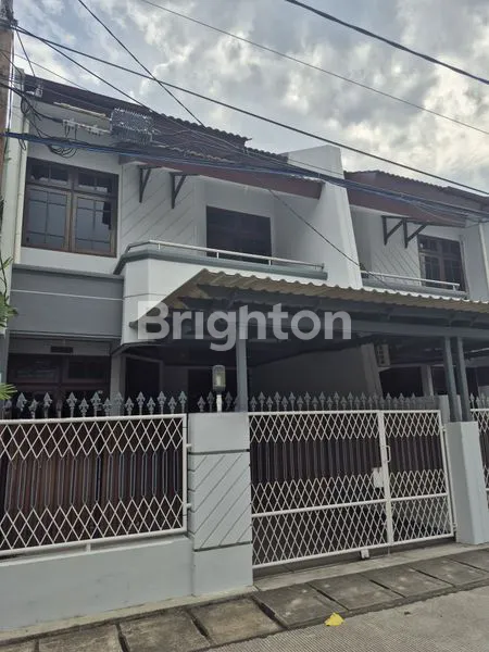 image RUMAH TINGGAL 2.5 LANTAI SUDAH RAPI SIAP HUNI (1)