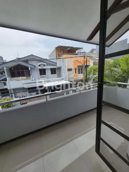 image RUMAH TINGGAL 2.5 LANTAI SUDAH RAPI SIAP HUNI (6)
