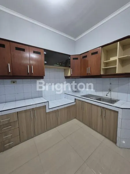 image RUMAH TINGGAL 2.5 LANTAI SUDAH RAPI SIAP HUNI (4)