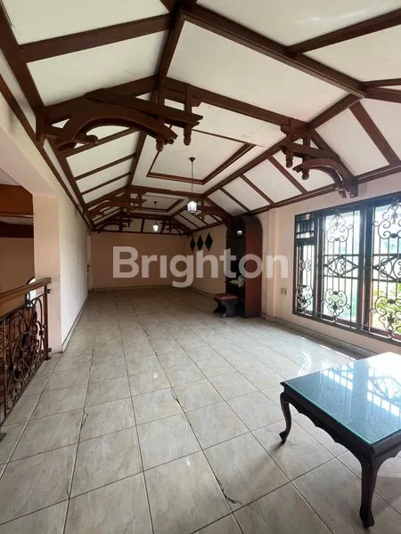 image RUMAH MEWAH LUAS 3 LANTAI JL. STM MEDAN (5)