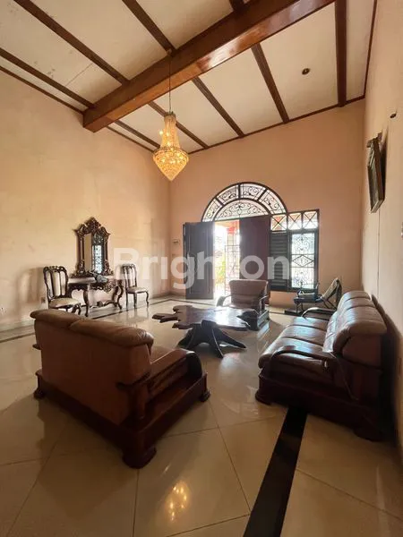 image RUMAH MEWAH LUAS 3 LANTAI JL. STM MEDAN (2)