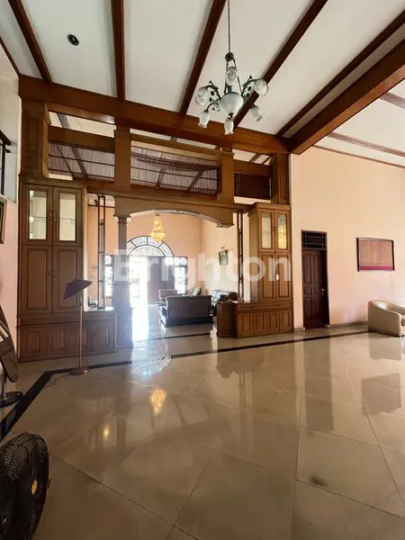 image RUMAH MEWAH LUAS 3 LANTAI JL. STM MEDAN (3)