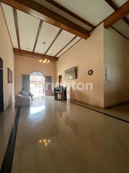 image RUMAH MEWAH LUAS 3 LANTAI JL. STM MEDAN (4)